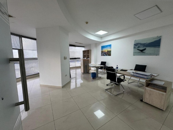 Centru - Bd. Mamaia , spatiu IDEAL BIROURI in cladire reprezentativa , 180 mp.