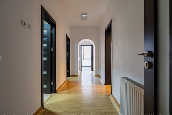 Faleza Nord, imobil P+1, 7 camere