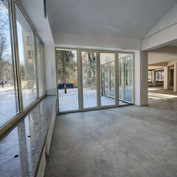 Ultracentral - bd. Tomis, spatiu COMERCIAL, 430 mp. + 210 mp. terasa