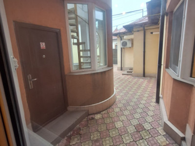 Capitol, imobil P+1, IDEAL BIROURI, 150 mp., curte