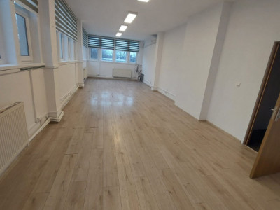 Definariu, spatiu ideal birouri 50 mp.