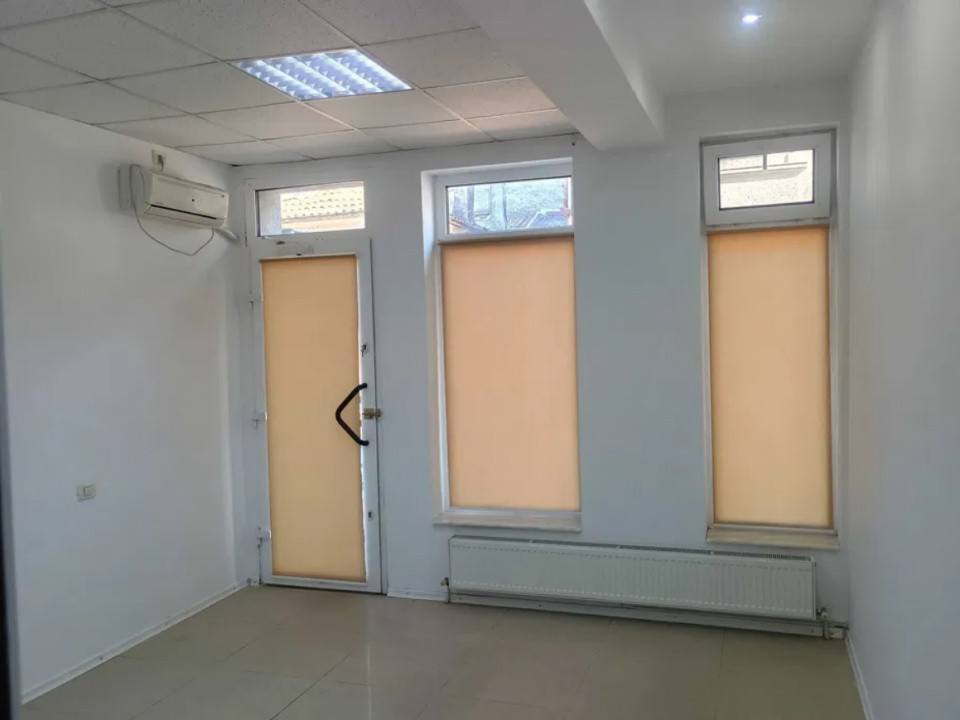 Ultracentral, SPATIU COMERCIAL, 80 mp., 2 cai de acces