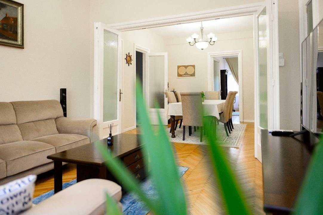 Ultracentral , apartament 5 camere cu iz interbelic, amenajat integral