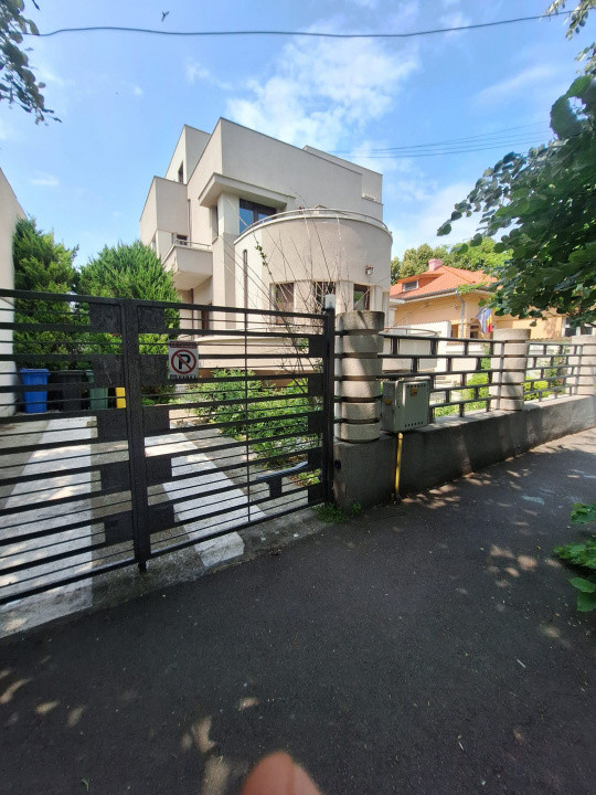 Ultracentral ( Casa Casatoriilor), imobil D+P+1+ M ,  ideal BIROURI, 460 mp.