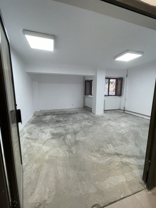 Capitol, acces direct din bd. Mamaia, spatiu IDEAL BIROURI, 7 camere, 171 mp.