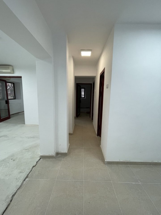 Capitol, acces direct din bd. Mamaia, spatiu IDEAL BIROURI, 7 camere, 171 mp.
