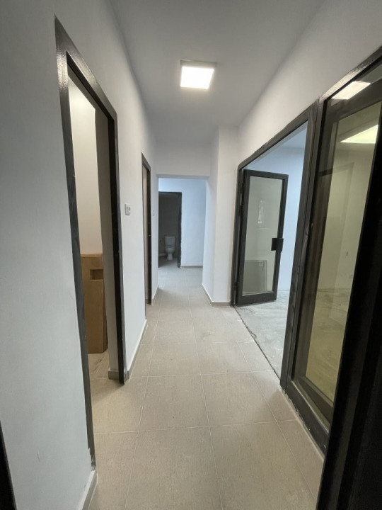 Capitol, acces direct din bd. Mamaia, spatiu IDEAL BIROURI, 7 camere, 171 mp.