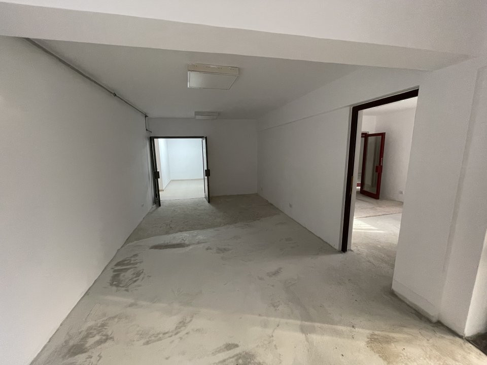 Capitol, acces direct din bd. Mamaia, spatiu IDEAL BIROURI, 7 camere, 171 mp.