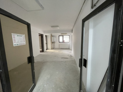 Capitol, acces direct din bd. Mamaia, spatiu IDEAL BIROURI, 7 camere, 171 mp.