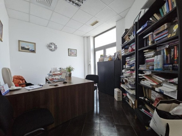 Gara, spatiu comercial din constructie, 218 mp.