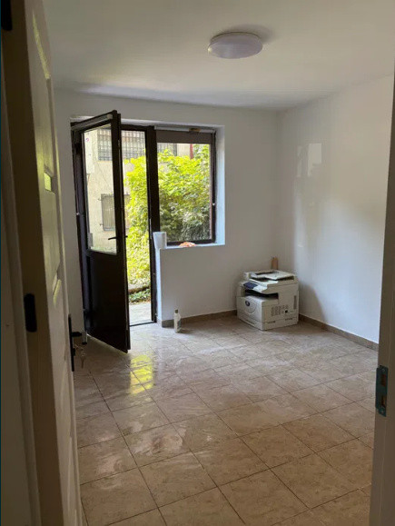 Brotacei, spatiu comercial, 3 intrari, 50 mp.