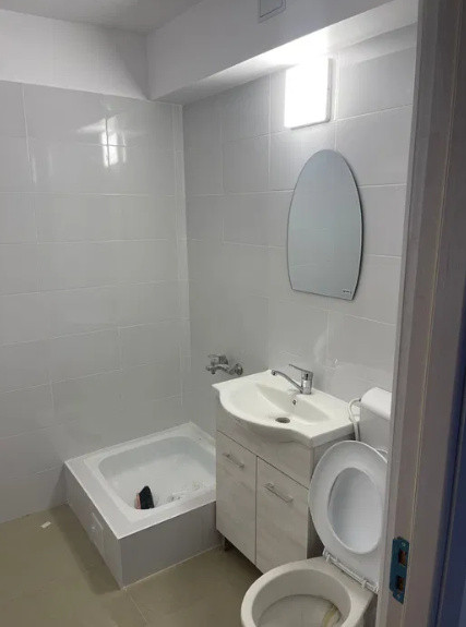 Brotacei, spatiu comercial, 3 intrari, 50 mp.