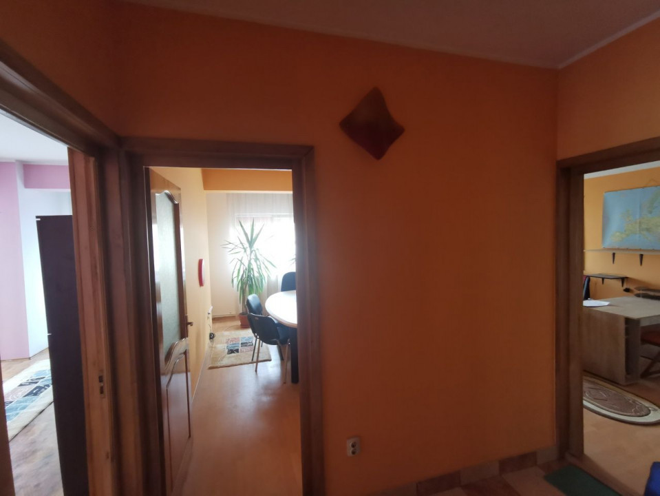 Ultracentral, etaj de vila, 3 camere, PRETABIL BIROURI