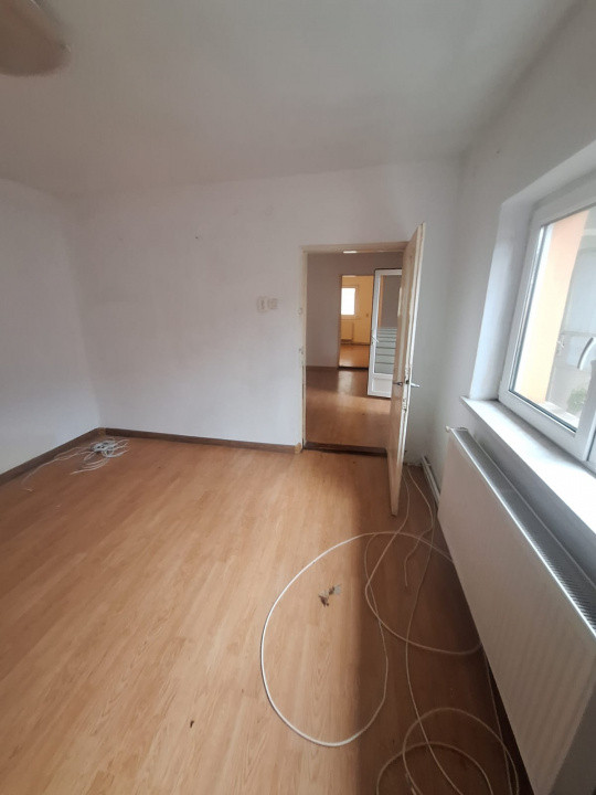 Km. 5 - Viile Noi, casa 4 camere, libera, pe colt