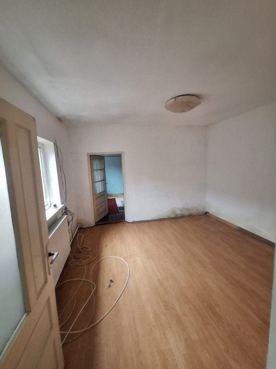 Km. 5 - Viile Noi, casa 4 camere, libera, pe colt