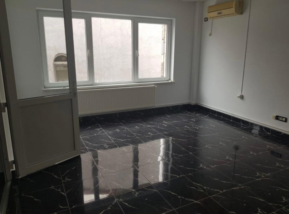 Capitol ( aproape de bd. Mamaia), spatiu BIROURI 104mp.