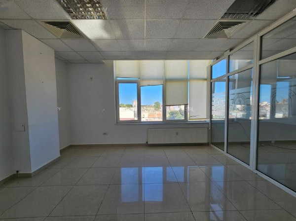 Delfinariu-bd. Mamaia, spatiu birouri, 150 mp., (ne)compartimentat.