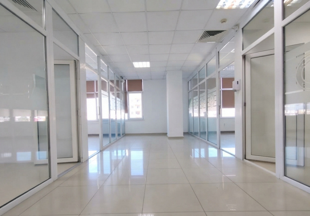 Delfinariu-bd. Mamaia, spatiu birouri, 120 mp., (ne)compartimentat.