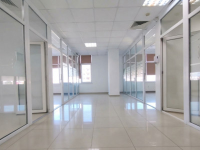 Delfinariu-bd. Mamaia, spatiu birouri, 120 mp., (ne)compartimentat.