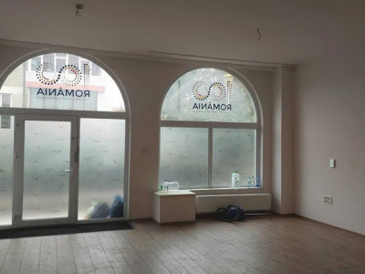 Delfinariu, spatiu comercial  68 mp. vitrina, parter