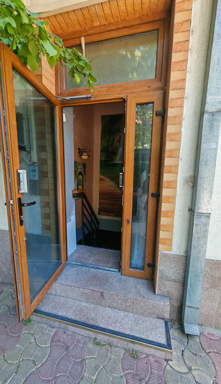 Centru, spatiu 80 mp., demisol, intrare din strada