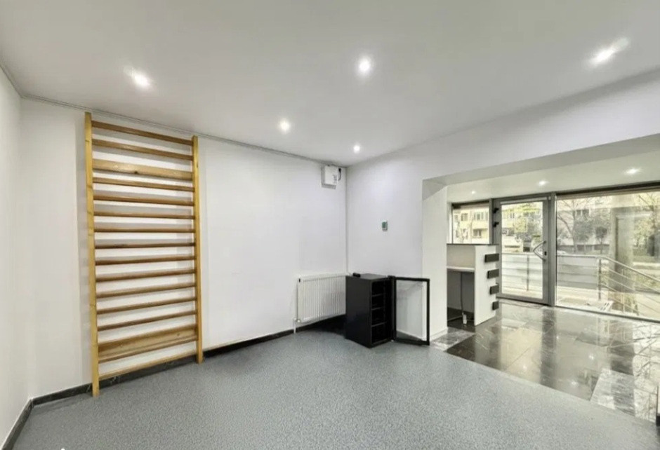 Capitol - stradal bd. Mamaia, spatiu comercial, 120 mp.