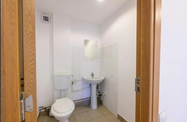 Delfinariu, cladire P+1 , spatiu depozitare 126 mp., curte 463 mp.