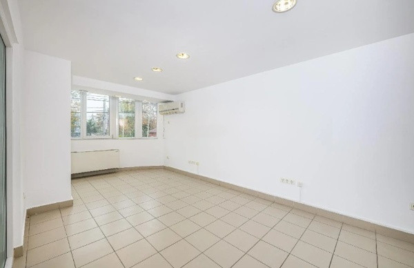 Delfinariu, cladire P+1 , spatiu depozitare 126 mp., curte 463 mp.