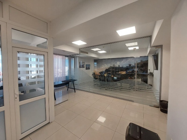 Centru - Bd. Mamaia , spatiu IDEAL BIROURI in cladire reprezentativa , 240 mp.