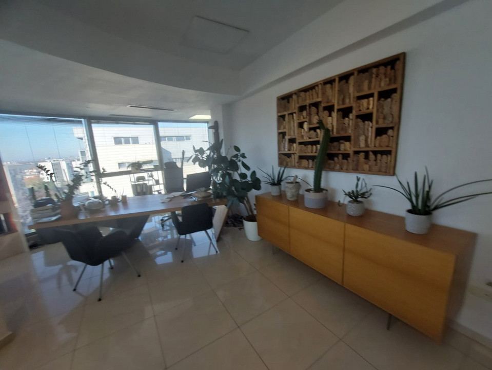 Centru - Bd. Mamaia , spatiu IDEAL BIROURI in cladire reprezentativa , 440 mp.
