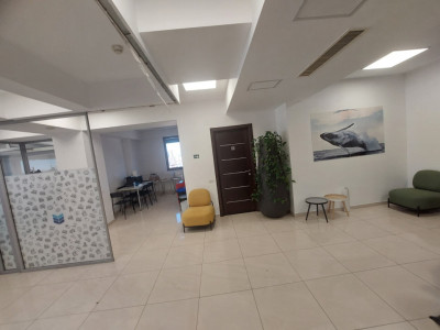 Centru - Bd. Mamaia , spatiu IDEAL BIROURI in cladire reprezentativa , 440 mp.