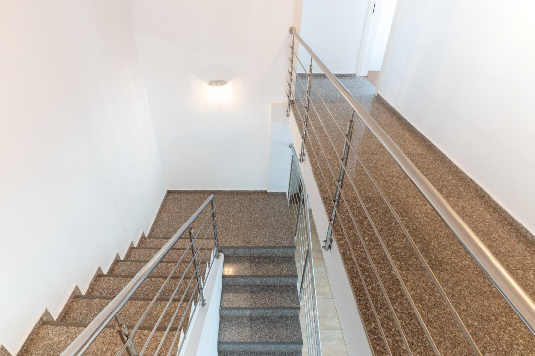 Constanta Sud (Lazu), vila P+1, 5 camere, renovata 2026