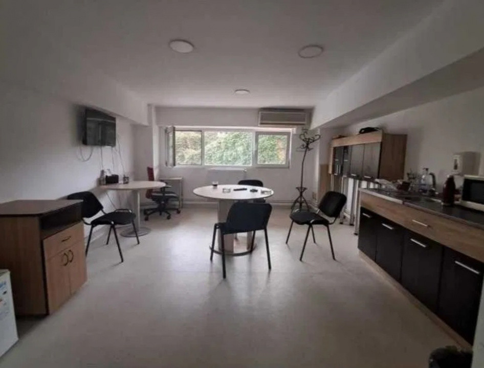 Cappitol, spatiu cu maxima expunere, 180 mp.