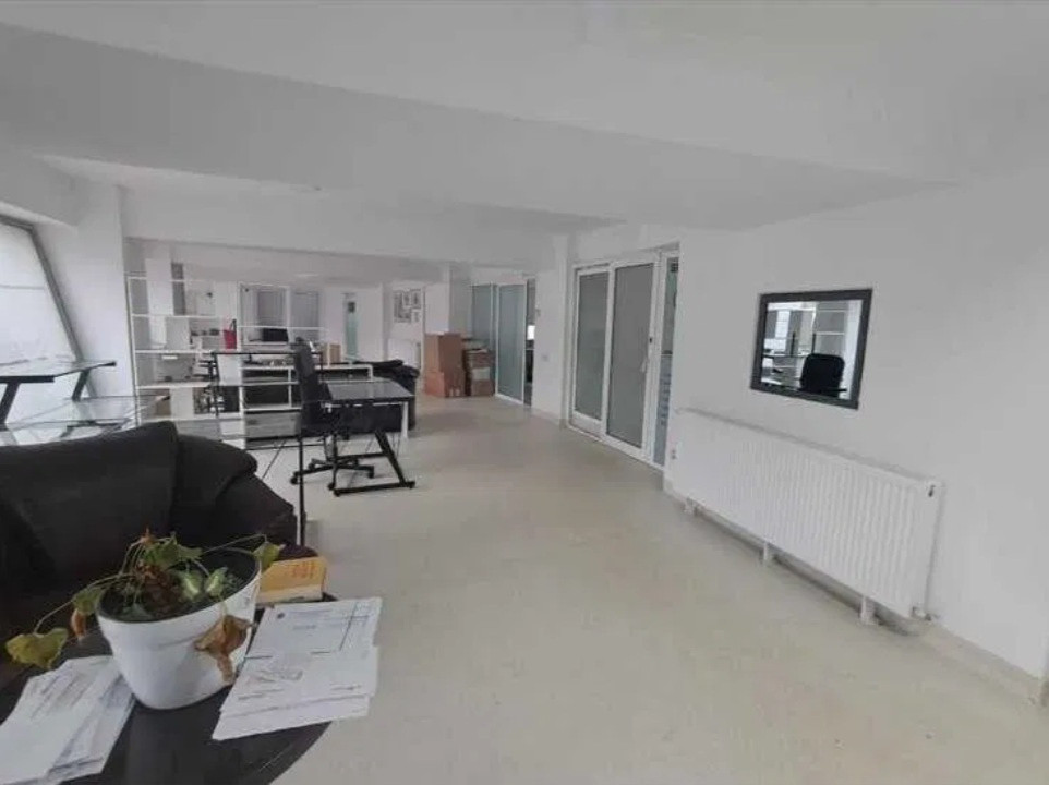 Cappitol, spatiu cu maxima expunere, 180 mp.