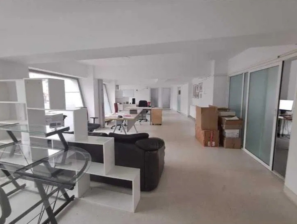 Cappitol, spatiu cu maxima expunere, 180 mp.