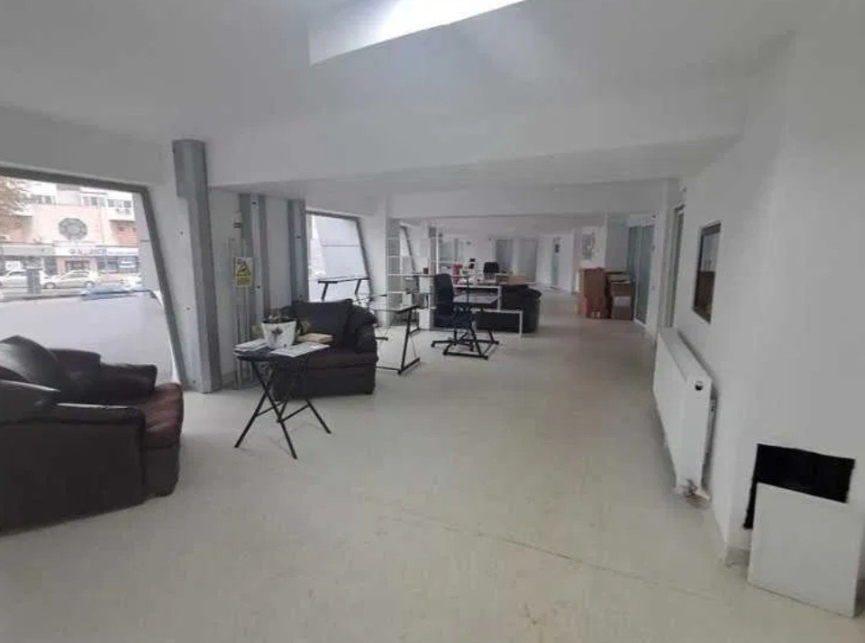 Cappitol, spatiu cu maxima expunere, 180 mp.