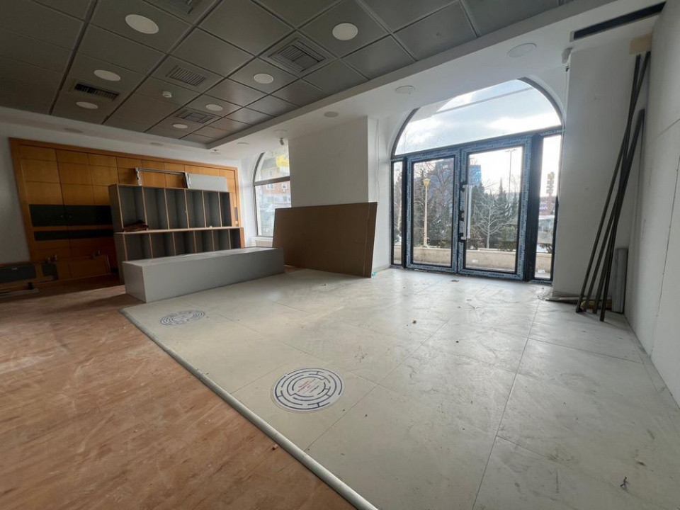 Delfinariu, spatiu comercial 90 mp.