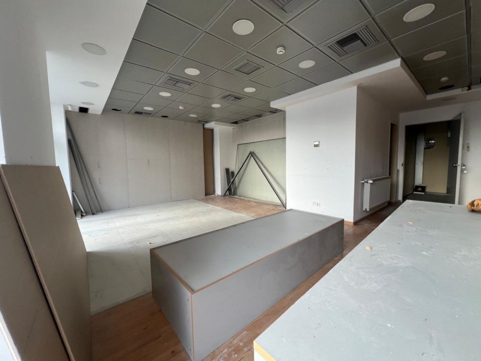 Delfinariu, spatiu comercial 90 mp.