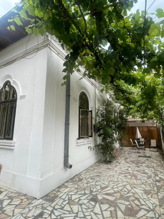 Tomis II , casa IDEAL BIROURI, 3 camere, curte proprie 100 mp.