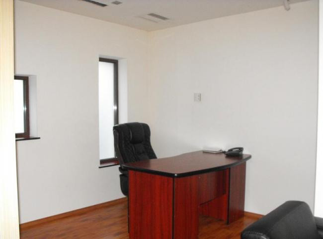 Gara, spatiu comercial D+P, 135 mp. + curte 45 mp., MOBILAT