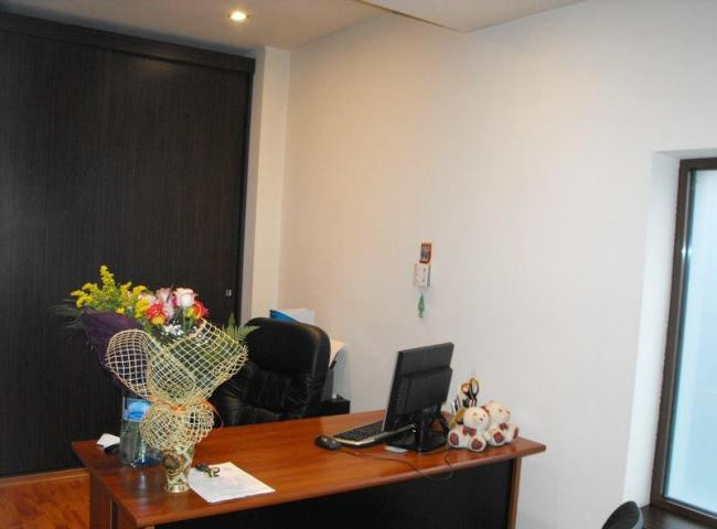 Gara, spatiu comercial D+P, 135 mp. + curte 45 mp., MOBILAT