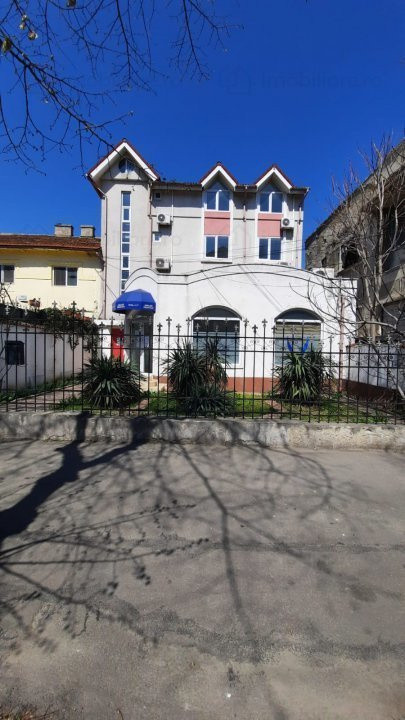 Ultracentral, stradal, spatiu 80 mp., curte 100 mp.