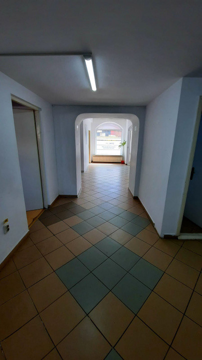 Ultracentral - cladire comercială  de închiriat – S+P+2+M –