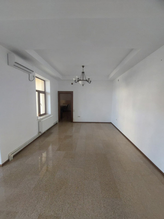 Tomis II, imobil 7camere, ideal sediu firmă / activități de birouri