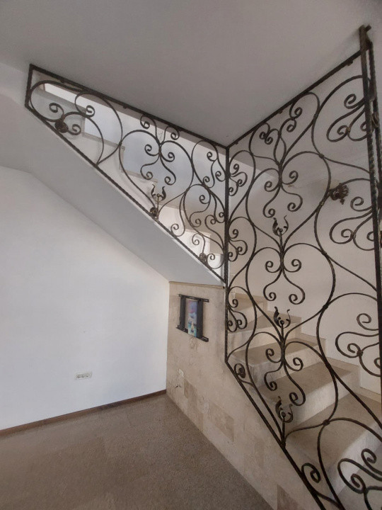 Tomis II, imobil 7camere, ideal sediu firmă / activități de birouri