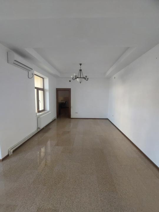 Tomis II, imobil 7camere, ideal sediu firmă / activități de birouri