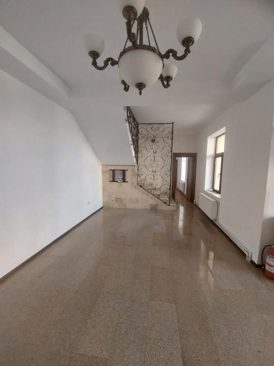 Tomis II, imobil 7camere, ideal sediu firmă / activități de birouri