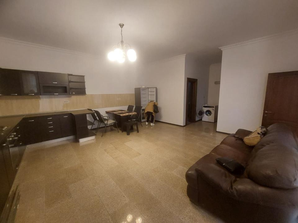 Tomis II, imobil 7camere, ideal sediu firmă / activități de birouri