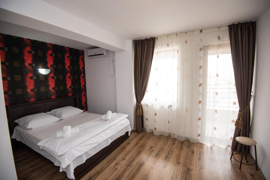 Imobil D+P+2, 11 camere cu baie proprie, UTILITATI INCLUSE!