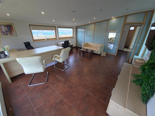 Spatiu birouri modern, mobilat integral